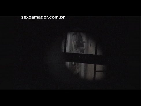 ❤️ ブロンドが空洞のレンガの後ろに隠れた近所の盗撮犯に密かにビデオ撮影される ❤ 美女ポルノ ❌️❤